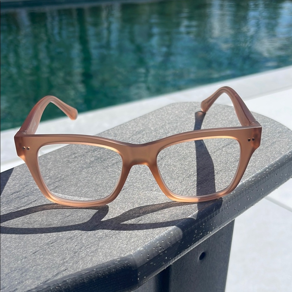 Look optic +1 progressive eyeglasses in champagne color. Like new condition